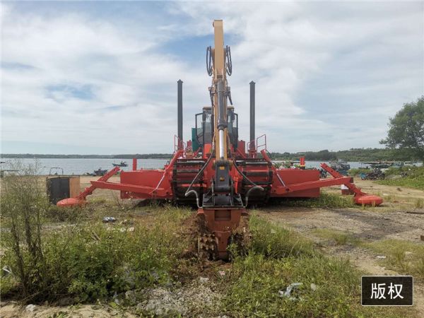   科大-水陸兩棲挖機(jī)海南現(xiàn)場視頻